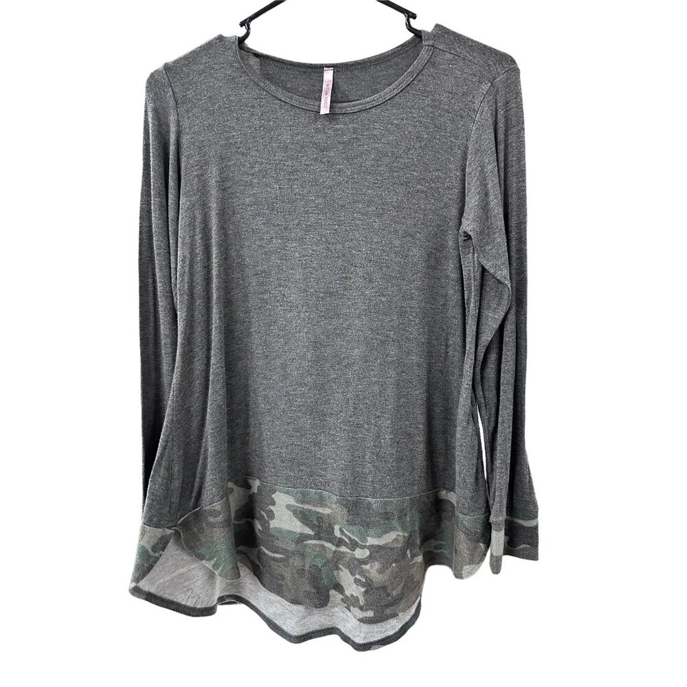 🌸3/$15🌸Gray Hi-low Long Sleeve Tee with Green Cammo Cuffs and Bottom